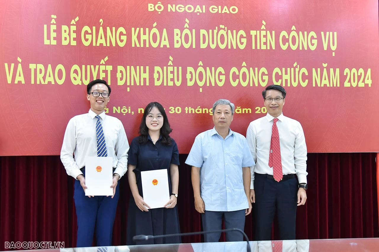 Bộ Ngoại giao trao quyết định điều động công tác cho các công chức, viên chức mới được tuyển dụng Bộ Ngoại giao trao quyết định điều động công tác cho các công chức, viên chức mới được tuyển dụng