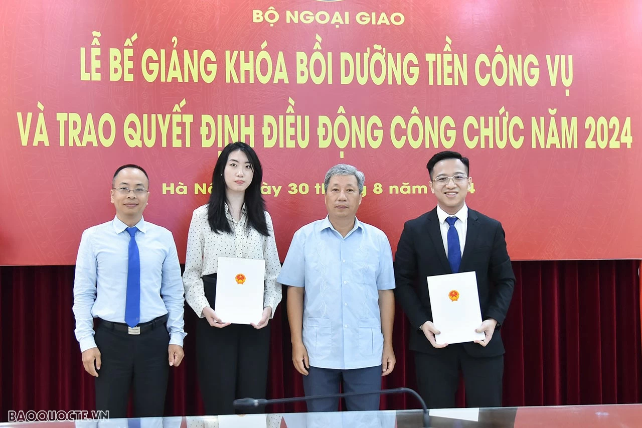 Bộ Ngoại giao trao quyết định điều động công tác cho các công chức, viên chức mới được tuyển dụng Bộ Ngoại giao trao quyết định điều động công tác cho các công chức, viên chức mới được tuyển dụng