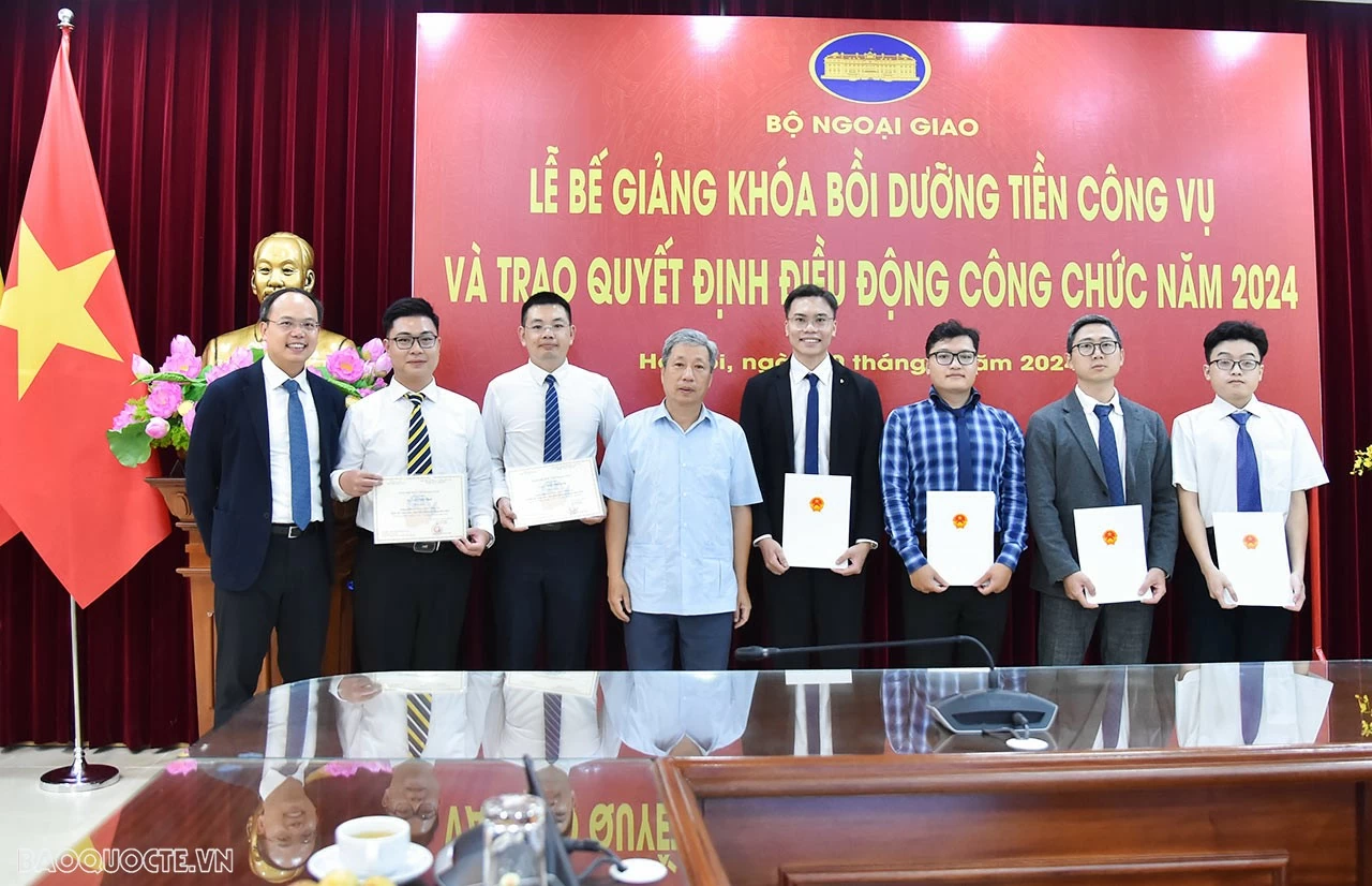 Bộ Ngoại giao trao quyết định điều động công tác cho các công chức, viên chức mới được tuyển dụng Bộ Ngoại giao trao quyết định điều động công tác cho các công chức, viên chức mới được tuyển dụng