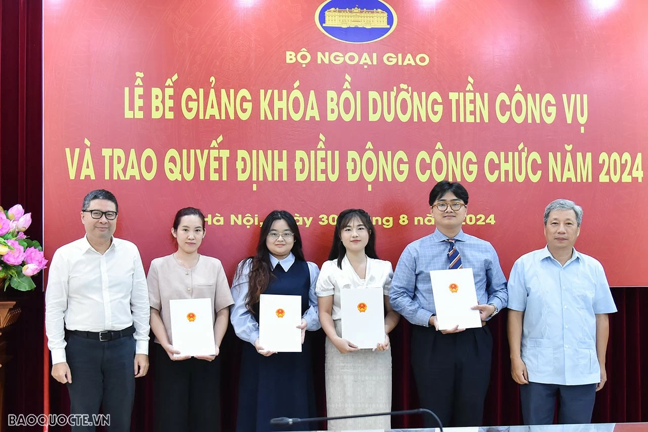Bộ Ngoại giao trao quyết định điều động công tác cho các công chức, viên chức mới được tuyển dụng Bộ Ngoại giao trao quyết định điều động công tác cho các công chức, viên chức mới được tuyển dụng