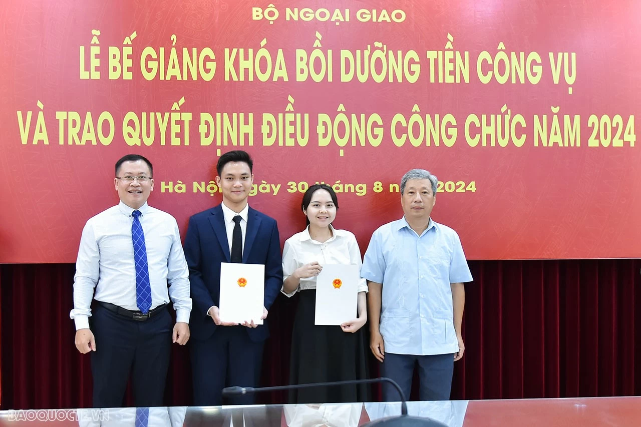 Bộ Ngoại giao trao quyết định điều động công tác cho các công chức, viên chức mới được tuyển dụng Bộ Ngoại giao trao quyết định điều động công tác cho các công chức, viên chức mới được tuyển dụng