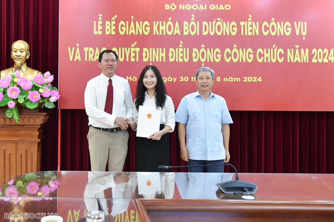 Bộ Ngoại giao trao quyết định điều động công tác cho các công chức, viên chức mới được tuyển dụng Bộ Ngoại giao trao quyết định điều động công tác cho các công chức, viên chức mới được tuyển dụng