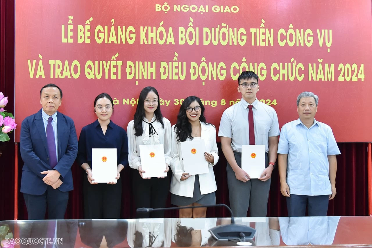 Bộ Ngoại giao trao quyết định điều động công tác cho các công chức, viên chức mới được tuyển dụng Bộ Ngoại giao trao quyết định điều động công tác cho các công chức, viên chức mới được tuyển dụng