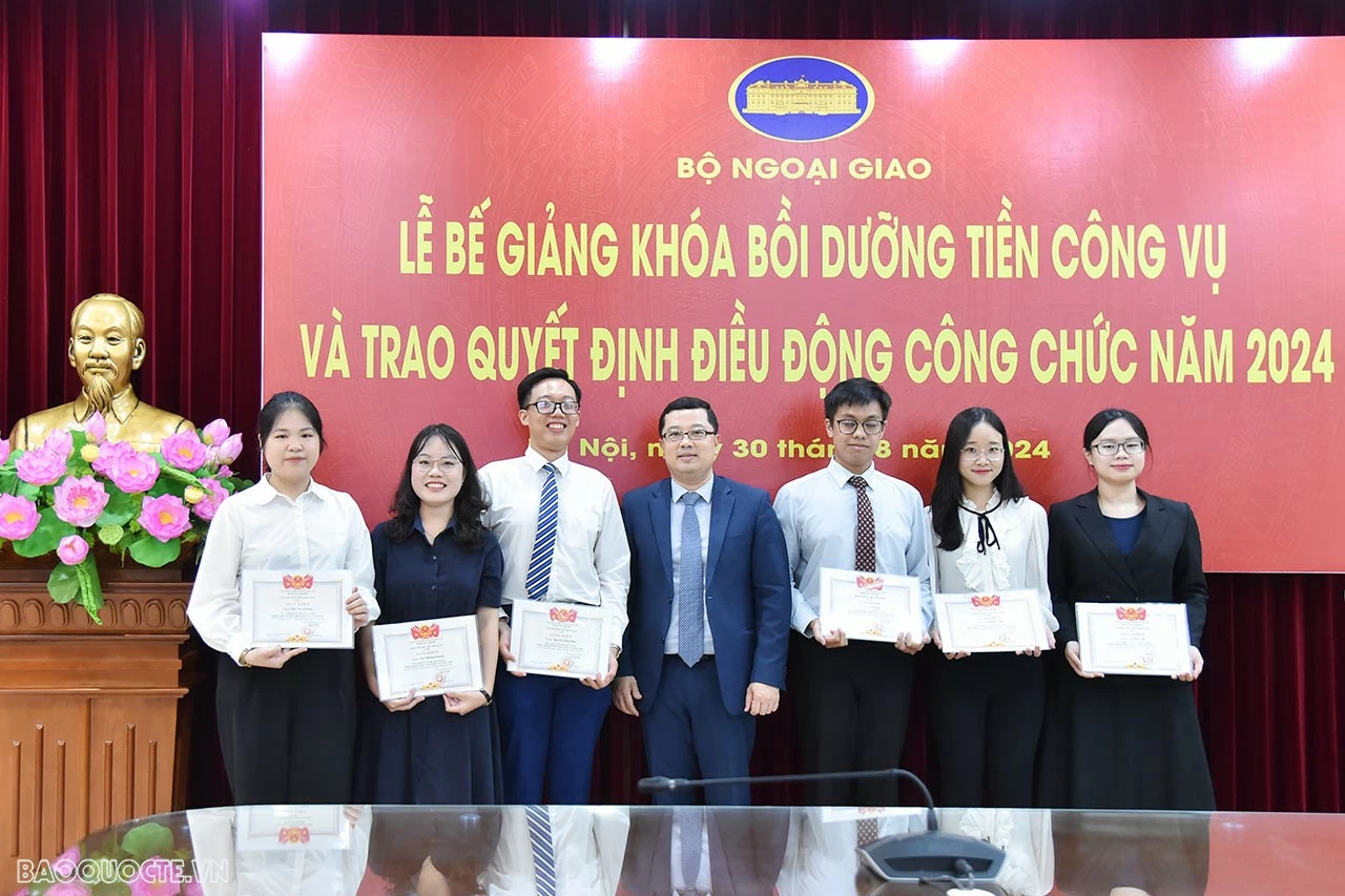Bộ Ngoại giao trao quyết định điều động công tác cho các công chức, viên chức mới được tuyển dụng Bộ Ngoại giao trao quyết định điều động công tác cho các công chức, viên chức mới được tuyển dụng
