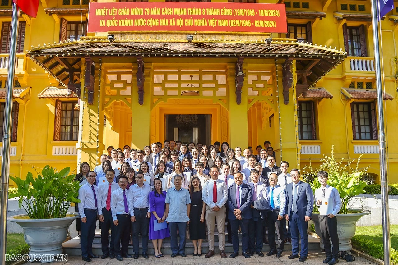Bộ Ngoại giao trao quyết định điều động công tác cho các công chức, viên chức mới được tuyển dụng Bộ Ngoại giao trao quyết định điều động công tác cho các công chức, viên chức mới được tuyển dụng