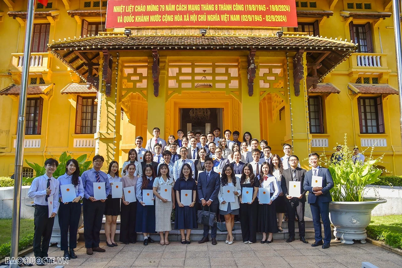 Đổi mới tư duy xây dựng ngành Ngoại giao chuyên nghiệp, hiện đại Đổi mới tư duy xây dựng ngành Ngoại giao chuyên nghiệp, hiện đại