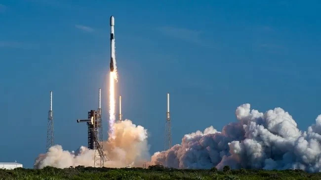 Tên lửa SpaceX Falcon 9 phóng 21 vệ tinh Starlink vào ngày 10 tháng 8 năm 2024. Space X Tên lửa SpaceX Falcon 9 phóng 21 vệ tinh Starlink vào ngày 10 tháng 8 năm 2024. Space X