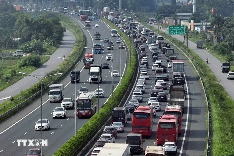 Trên đường Vành đai 3 trên cao, từng hàng xe nối đuôi nhau di chuyển khó khăn để ra khỏi trung tâm Thủ đô (ảnh chụp lúc 11g30). (Ảnh: Phạm Kiên/TTXVN) Trên đường Vành đai 3 trên cao, từng hàng xe nối đuôi nhau di chuyển khó khăn để ra khỏi trung tâm Thủ đô (ảnh chụp lúc 11g30). (Ảnh: Phạm Kiên/TTXVN)