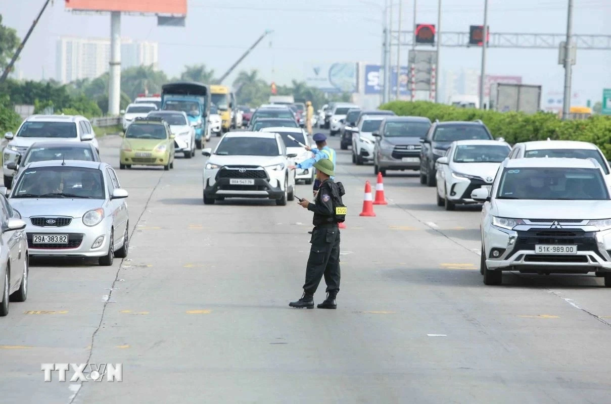 Lực lượng Cảnh sát Cơ động được tăng cường tham gia hỗ trợ điều tiết, phân luồng giao thông tại khu vực trạm thu phí Pháp Vân-Cầu Giẽ. (Ảnh: Phạm Kiên/TTXVN) Lực lượng Cảnh sát Cơ động được tăng cường tham gia hỗ trợ điều tiết, phân luồng giao thông tại khu vực trạm thu phí Pháp Vân-Cầu Giẽ. (Ảnh: Phạm Kiên/TTXVN)