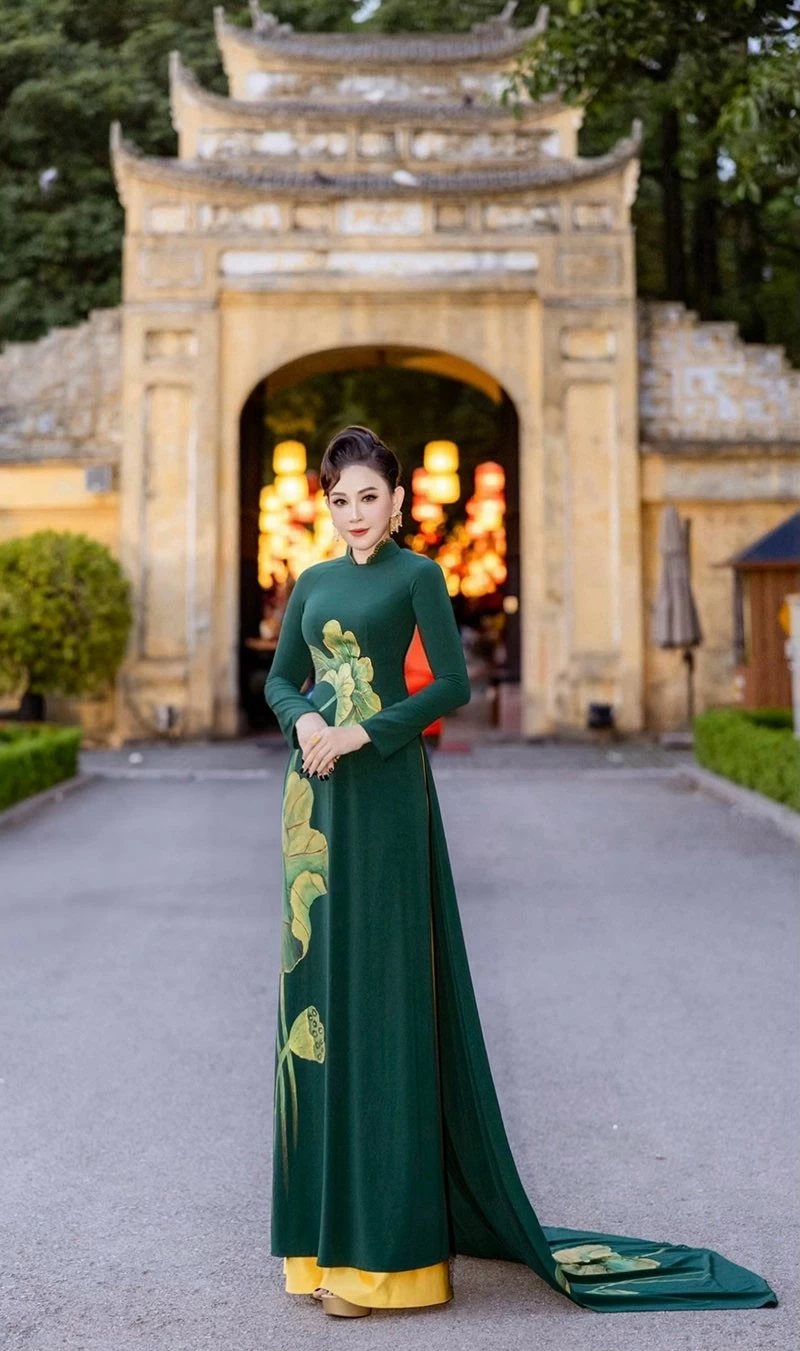 Hà Hồng Nhung tỏa sáng với vẻ đẹp thanh lịch và duyên dáng trong trang phục áo dài truyền thống màu xanh thẫm in họa tiết hoa sen. Hà Hồng Nhung tỏa sáng với vẻ đẹp thanh lịch và duyên dáng trong trang phục áo dài truyền thống màu xanh thẫm in họa tiết hoa sen.