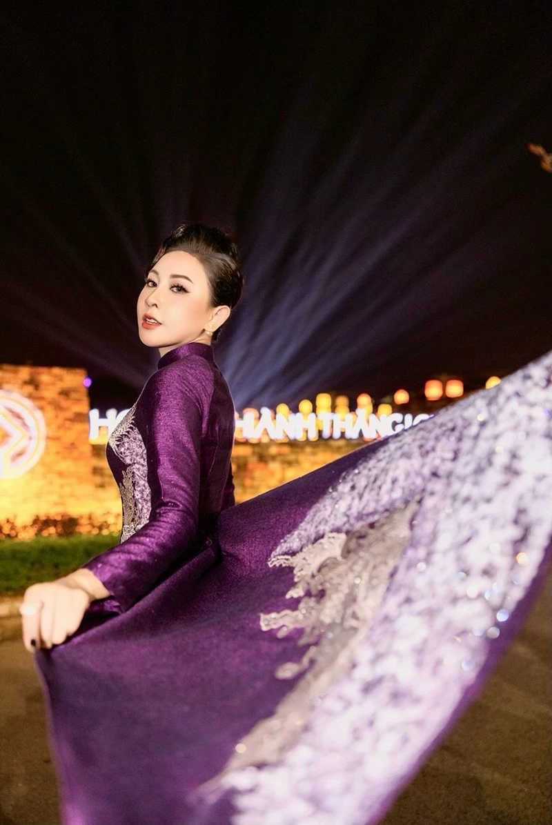 Đại sứ thương hiệu Hà Hồng Nhung rạng rỡ trong chiếc áo dài tím, toát lên vẻ đẹp quý phái và tự tin dưới ánh sáng rực rỡ của sân khấu. Đại sứ thương hiệu Hà Hồng Nhung rạng rỡ trong chiếc áo dài tím, toát lên vẻ đẹp quý phái và tự tin dưới ánh sáng rực rỡ của sân khấu.