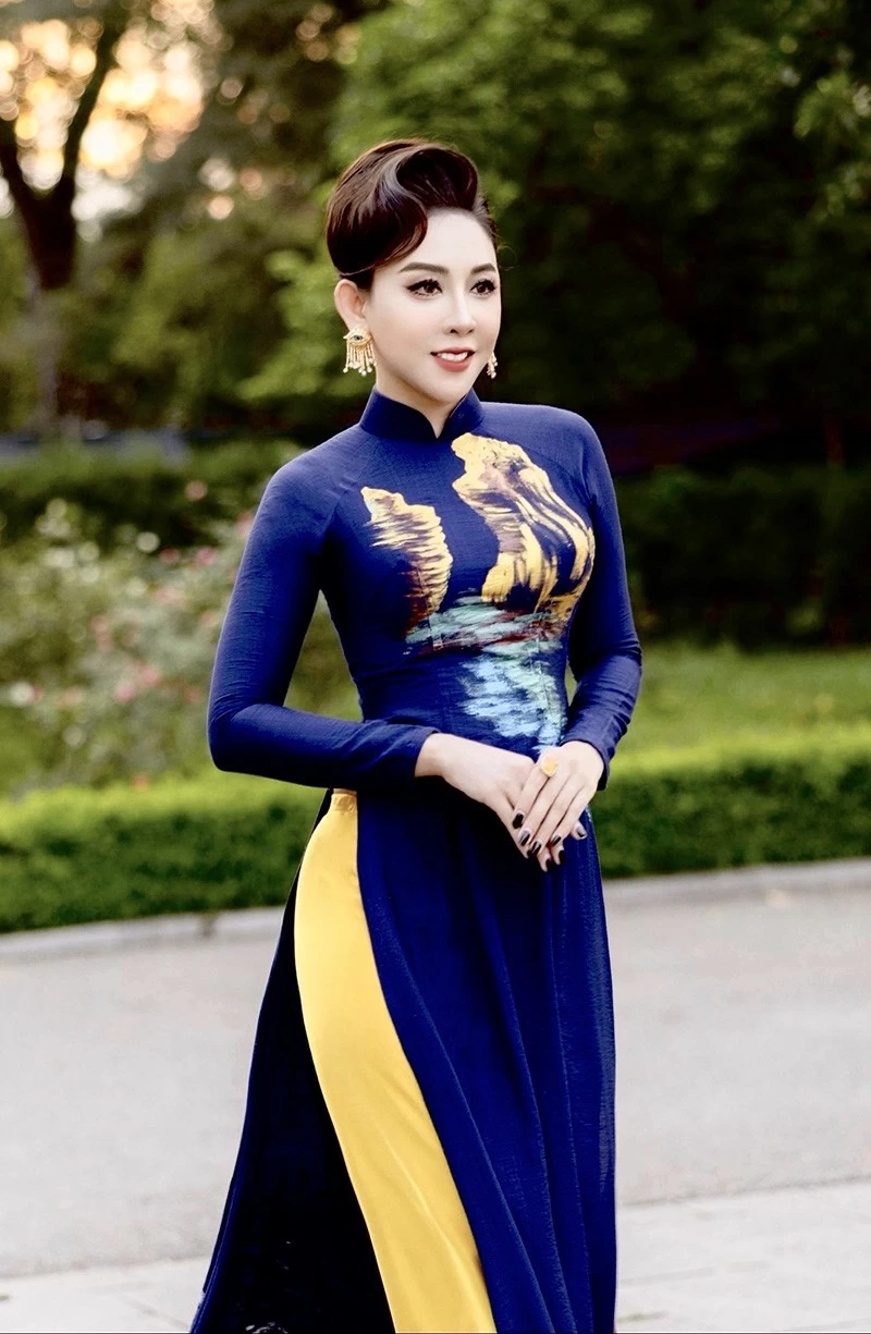 Người đẹp Hà Thành duyên dáng trong tà áo dài xanh, thể hiện tình yêu sâu sắc với văn hóa và truyền thống Việt Nam. Người đẹp Hà Thành duyên dáng trong tà áo dài xanh, thể hiện tình yêu sâu sắc với văn hóa và truyền thống Việt Nam.