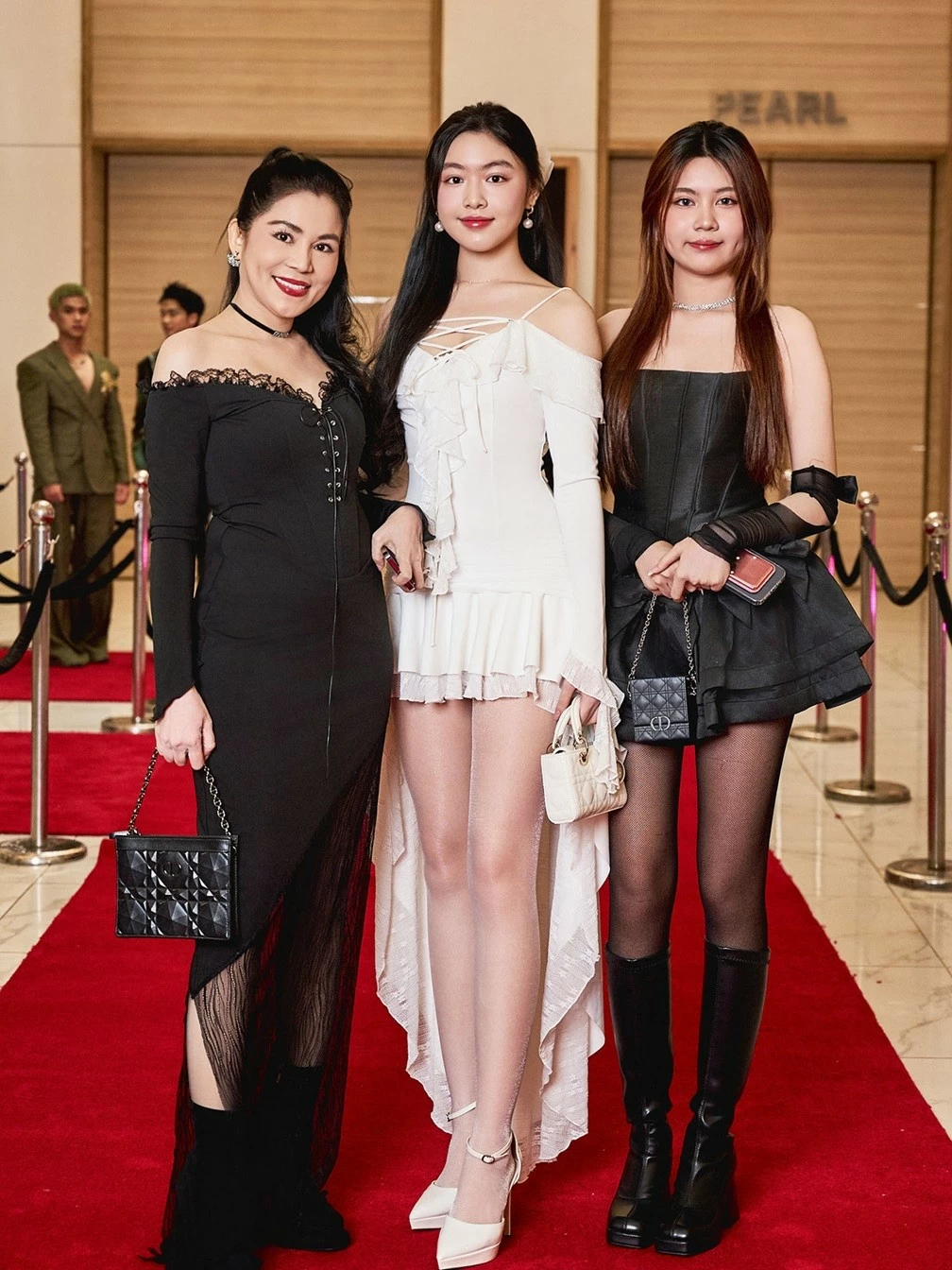 Dự show thời trang cùng mẹ và em gái, Lọ Lem chọn váy hi-low với điểm nhấn là phần ngực xẻ sâu, đan dây phong cách gợi cảm. Cô xách túi Dior Lady D-Joy micro đồng điệu, có giá 3.400 USD (hơn 85 triệu đồng). Dự show thời trang cùng mẹ và em gái, Lọ Lem chọn váy hi-low với điểm nhấn là phần ngực xẻ sâu, đan dây phong cách gợi cảm. Cô xách túi Dior Lady D-Joy micro đồng điệu, có giá 3.400 USD (hơn 85 triệu đồng).