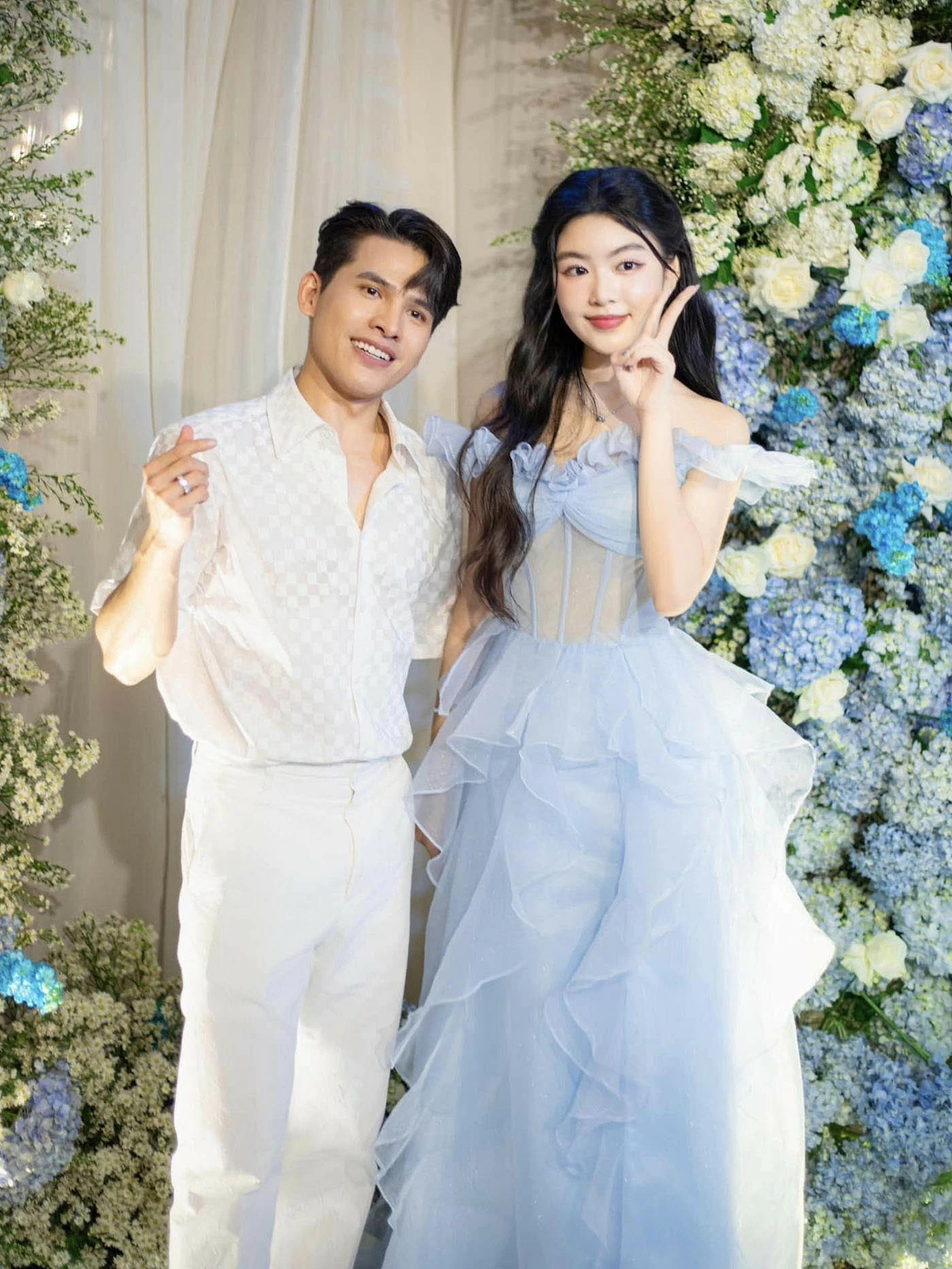 Hot girl tuổi teen chọn xiêm y trễ vai xếp tầng pha trộn chất liệu xuyên thấu tại tiệc sinh nhật hồi đầu tháng 4. Hot girl tuổi teen chọn xiêm y trễ vai xếp tầng pha trộn chất liệu xuyên thấu tại tiệc sinh nhật hồi đầu tháng 4.