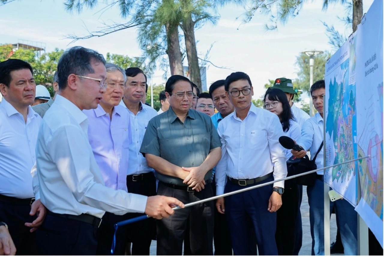 Thủ tướng nghe báo cáo về Dự án nghiên cứu lấn biển phục vụ khu dịch vụ thương mại tự do (thuộc Khu thương mại tự do) - Ảnh: VGP/Nhật Bắc Thủ tướng nghe báo cáo về Dự án nghiên cứu lấn biển phục vụ khu dịch vụ thương mại tự do (thuộc Khu thương mại tự do) - Ảnh: VGP/Nhật Bắc