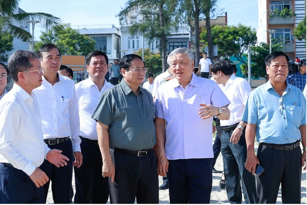 Thủ tướng Phạm Minh Chính, Phó Thủ tướng Thường trực Chính phủ Nguyễn Hòa Bình và lãnh đạo các bộ, ngành và TP. Đà Nẵng tại buổi khảo sát - Ảnh: VGP/Nhật Bắc Thủ tướng Phạm Minh Chính, Phó Thủ tướng Thường trực Chính phủ Nguyễn Hòa Bình và lãnh đạo các bộ, ngành và TP. Đà Nẵng tại buổi khảo sát - Ảnh: VGP/Nhật Bắc