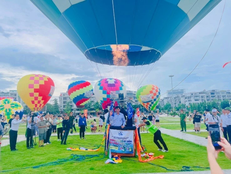 Cơ hội ngắm nhìn toàn cảnh TP. Hạ Long, Quảng Ninh tại Lễ hội khinh khí cầu Cơ hội ngắm nhìn toàn cảnh TP. Hạ Long, Quảng Ninh tại Lễ hội khinh khí cầu