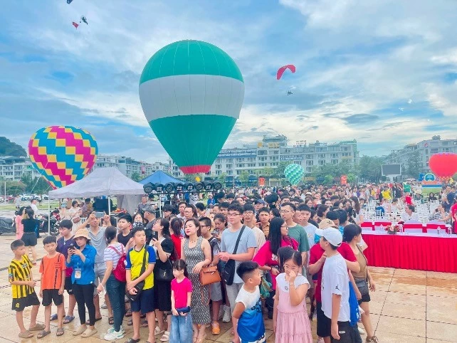 Cơ hội ngắm nhìn toàn cảnh TP. Hạ Long, Quảng Ninh tại Lễ hội khinh khí cầu Cơ hội ngắm nhìn toàn cảnh TP. Hạ Long, Quảng Ninh tại Lễ hội khinh khí cầu