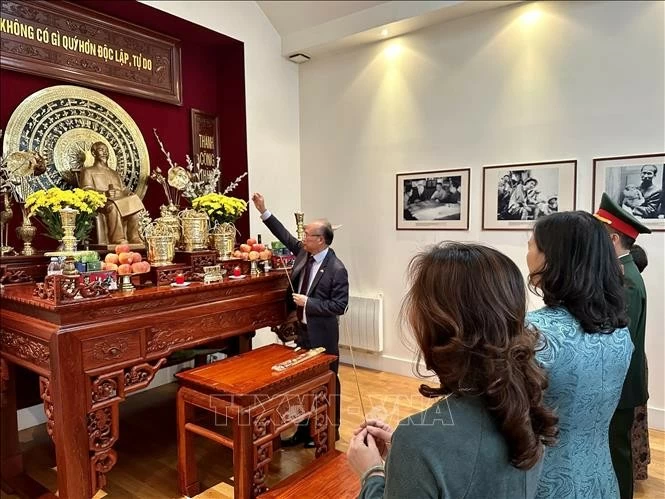 Dâng hương tưởng niệm 55 năm Ngày mất Chủ tịch Hồ Chí Minh tại Pháp Dâng hương tưởng niệm 55 năm ngày mất Chủ tịch Hồ Chí Minh tại Pháp