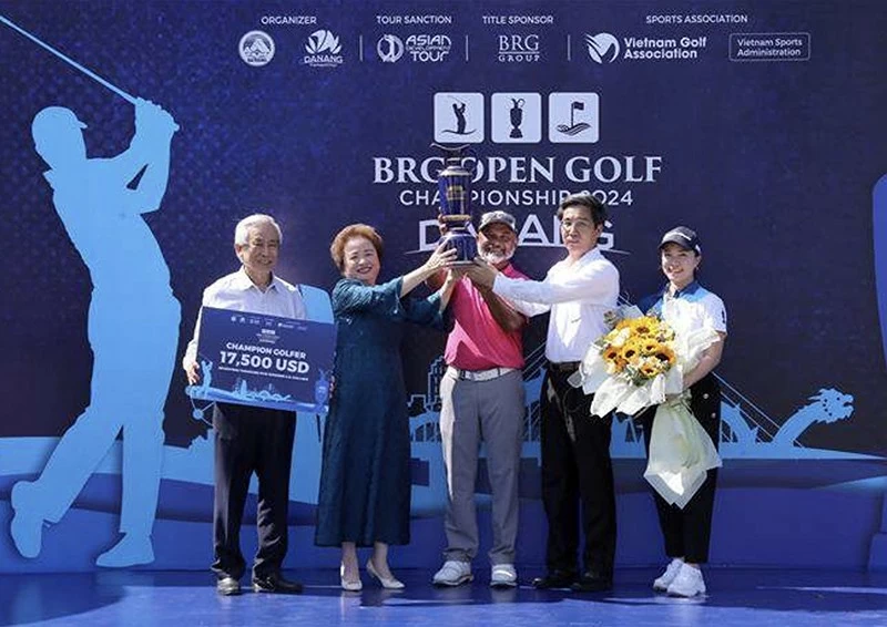 Ông Trần Chí Cường, Phó Chủ tịch UBND thành phố Đà Nẵng, Trưởng ban Tổ chức Giải (áo trắng, phải) chúc mừng golfer Rahil Gangjee và cùng bà Nguyễn Thị Nga, Chủ tịch Tập đoàn BRG (áo xanh, trái) cùng các đại biểu nâng Cúp, hoa và phần thưởng trao cho nhà vô địch Giải BRG Open Golf Championship 2024. Ông Trần Chí Cường, Phó Chủ tịch UBND thành phố Đà Nẵng, Trưởng ban Tổ chức Giải (áo trắng, phải) chúc mừng golfer Rahil Gangjee và cùng bà Nguyễn Thị Nga, Chủ tịch Tập đoàn BRG (áo xanh, trái) cùng các đại biểu nâng Cúp, hoa và phần thưởng trao cho nhà vô địch Giải BRG Open Golf Championship 2024.