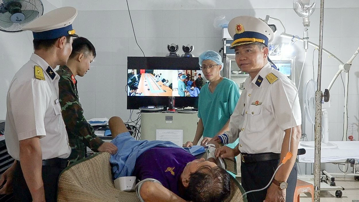 Trung tâm y tế Trường Sa cấp cứu ngư dân bị đứt cổ chân Trung tâm y tế Trường Sa cấp cứu ngư dân bị đứt cổ chân