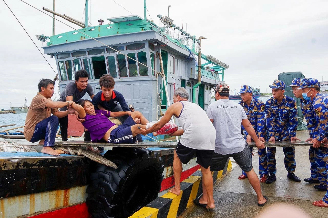 Trung tâm y tế Trường Sa cấp cứu ngư dân bị đứt cổ chân Trung tâm y tế Trường Sa cấp cứu ngư dân bị đứt cổ chân