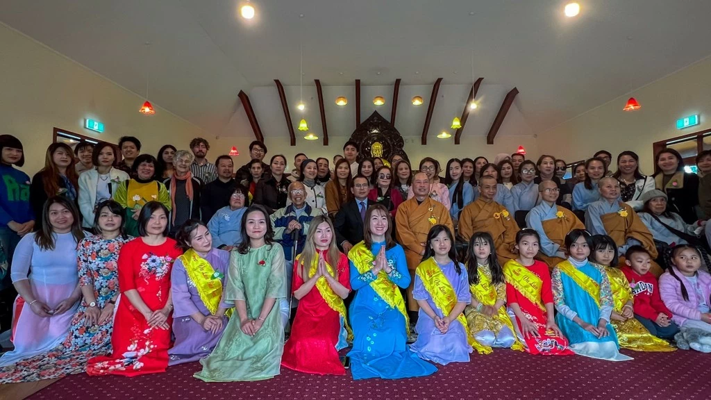 hội viên Hội phật tử, Hội người Việt tại khu vực thủ đô Wellington, cán bộ nhân viên Đại sứ quán Việt Nam tại New Zealand và những người New Zealand tham dự Đại lễ. hội viên Hội phật tử, Hội người Việt tại khu vực thủ đô Wellington, cán bộ nhân viên Đại sứ quán Việt Nam tại New Zealand và những người New Zealand tham dự Đại lễ.