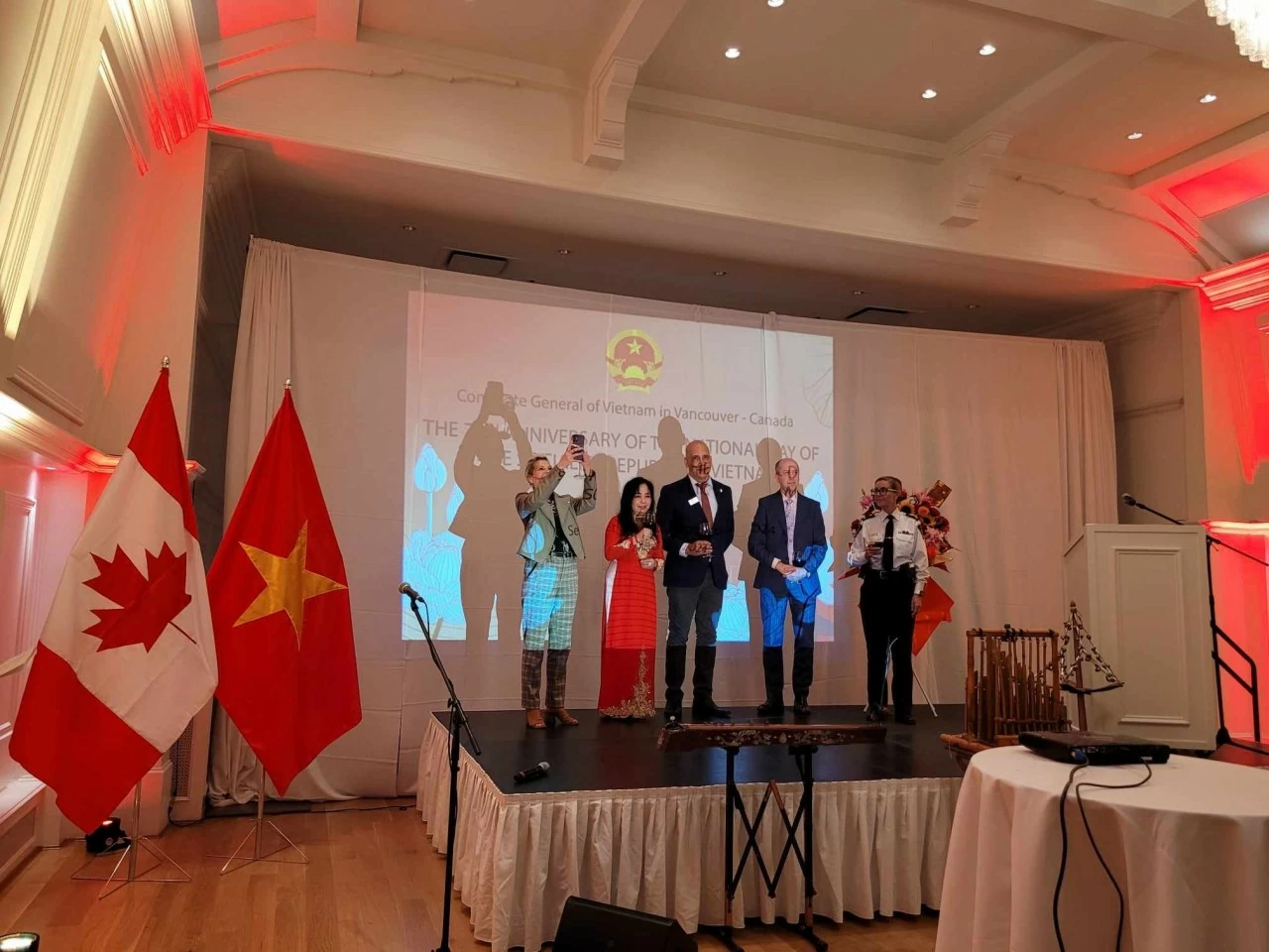 Nét văn hóa dân tộc tại Lễ kỷ niệm 79 năm Quốc khánh Việt Nam tại Vancouver, Canada Nét văn hóa dân tộc tại Lễ kỷ niệm 79 năm Quốc khánh Việt Nam tại Vancouver, Canada