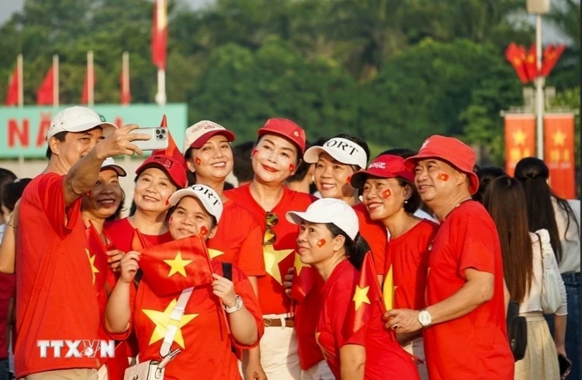 Dòng người đổ về Quảng trường Ba Đình mừng 79 năm Quốc khánh 2/9 Dòng người đổ về Quảng trường Ba Đình mừng 79 năm Quốc khánh 2/9