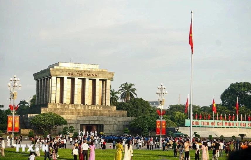 Dòng người đổ về Quảng trường Ba Đình mừng 79 năm Quốc khánh 2/9 Dòng người đổ về Quảng trường Ba Đình mừng 79 năm Quốc khánh 2/9