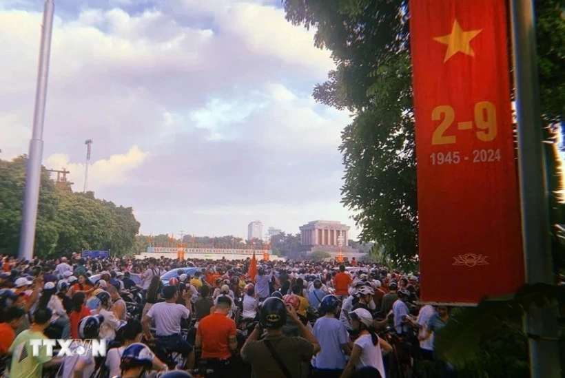 Dòng người đổ về Quảng trường Ba Đình mừng 79 năm Quốc khánh 2/9 Dòng người đổ về Quảng trường Ba Đình mừng 79 năm Quốc khánh 2/9