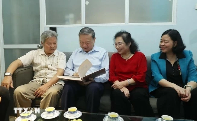 Tổng Bí thư, Chủ tịch nước thăm gia đình các tác giả Quốc ca và Quốc huy Việt Nam Tổng Bí thư, Chủ tịch nước thăm gia đình các tác giả Quốc ca và Quốc huy Việt Nam