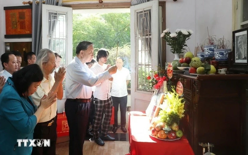 Tổng Bí thư, Chủ tịch nước thăm gia đình các tác giả Quốc ca và Quốc huy Việt Nam Tổng Bí thư, Chủ tịch nước thăm gia đình các tác giả Quốc ca và Quốc huy Việt Nam