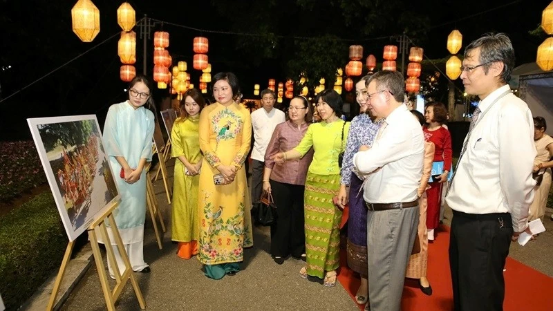 Các đại biểu tham quan các bức tranh tham dự Cuộc thi được trưng bày tại Lễ trao giải. (Ảnh: Tuấn Việt) Các đại biểu tham quan các bức tranh tham dự Cuộc thi được trưng bày tại Lễ trao giải. (Ảnh: Tuấn Việt)