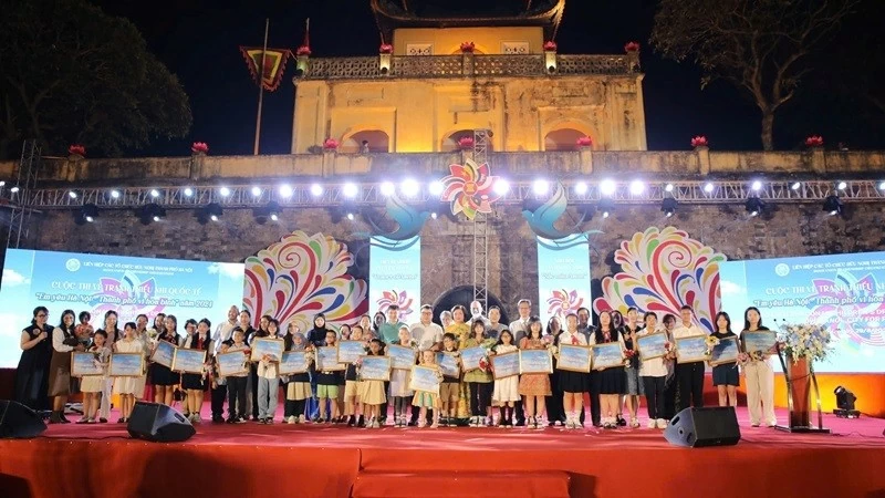 Ban Tổ chức chụp ảnh cùng các thí sinh đoạt giải Cuộc thi (Ảnh: Tuấn Việt) Ban Tổ chức chụp ảnh cùng các thí sinh đoạt giải Cuộc thi (Ảnh: Tuấn Việt)