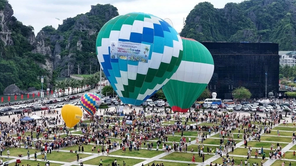 Đạt 17,5 triệu lượt khách quốc tế, du lịch Việt Nam phục hồi mạnh nhất Đông Nam Á Đạt 17,5 triệu lượt khách quốc tế, du lịch Việt Nam phục hồi mạnh nhất Đông Nam Á