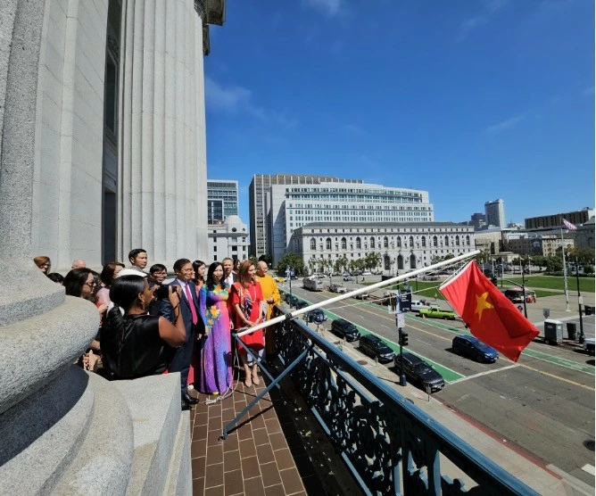 Trang trọng kỷ niệm ngày lịch sử trọng đại qua Lễ Thượng cờ Việt Nam tại San Francisco Cờ đỏ sao vàng của Việt Nam tung bay trang trọng trên bầu trời San Francisco