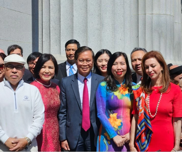 Trang trọng kỷ niệm ngày lịch sử trọng đại qua Lễ Thượng cờ Việt Nam tại San Francisco Cờ đỏ sao vàng của Việt Nam tung bay trang trọng trên bầu trời San Francisco