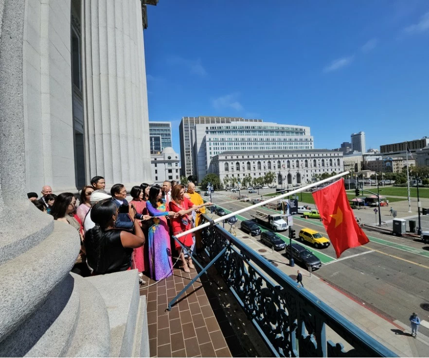 Trang trọng kỷ niệm ngày lịch sử trọng đại qua Lễ Thượng cờ Việt Nam tại San Francisco Cờ đỏ sao vàng của Việt Nam tung bay trang trọng trên bầu trời San Francisco