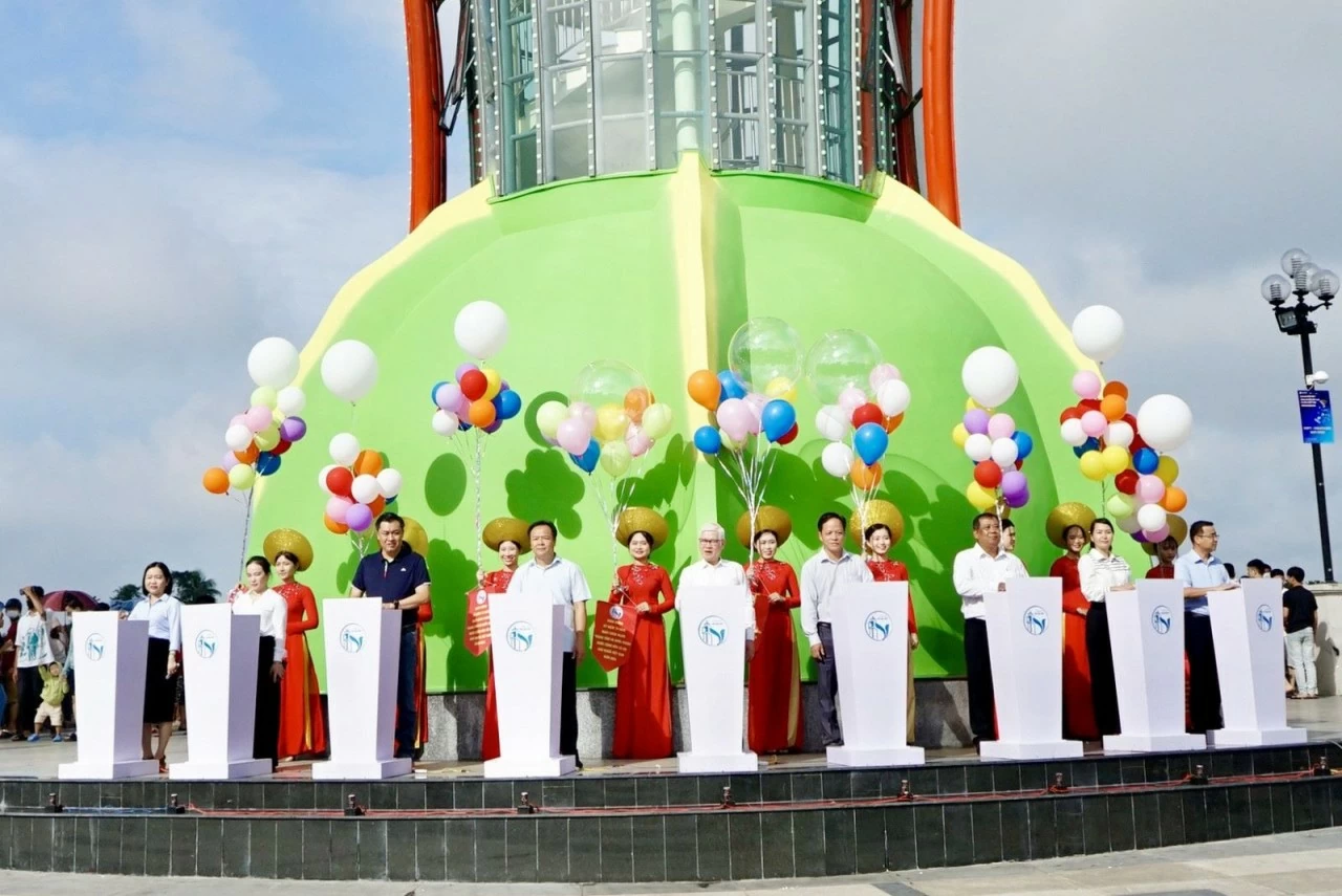 Thủ Dầu Một ra mắt biểu tượng 'Cánh Hoa Dầu' Chào mừng Quốc khánh Thủ Dầu Một ra mắt biểu tượng 'Cánh Hoa Dầu' Chào mừng Quốc khánh