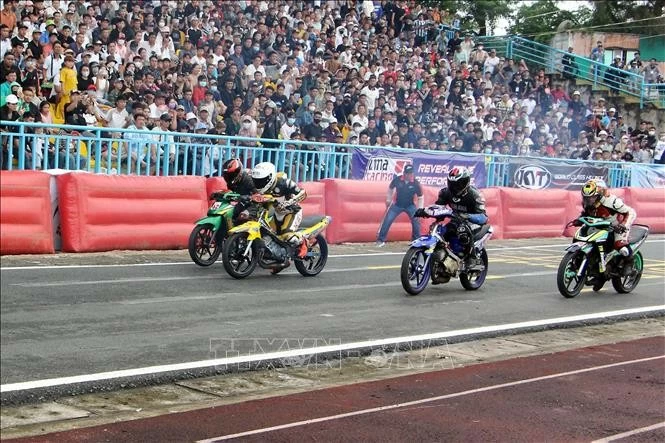 Vận động viên tăng tốc tại vạch xuất phát. Vận động viên tăng tốc tại vạch xuất phát.