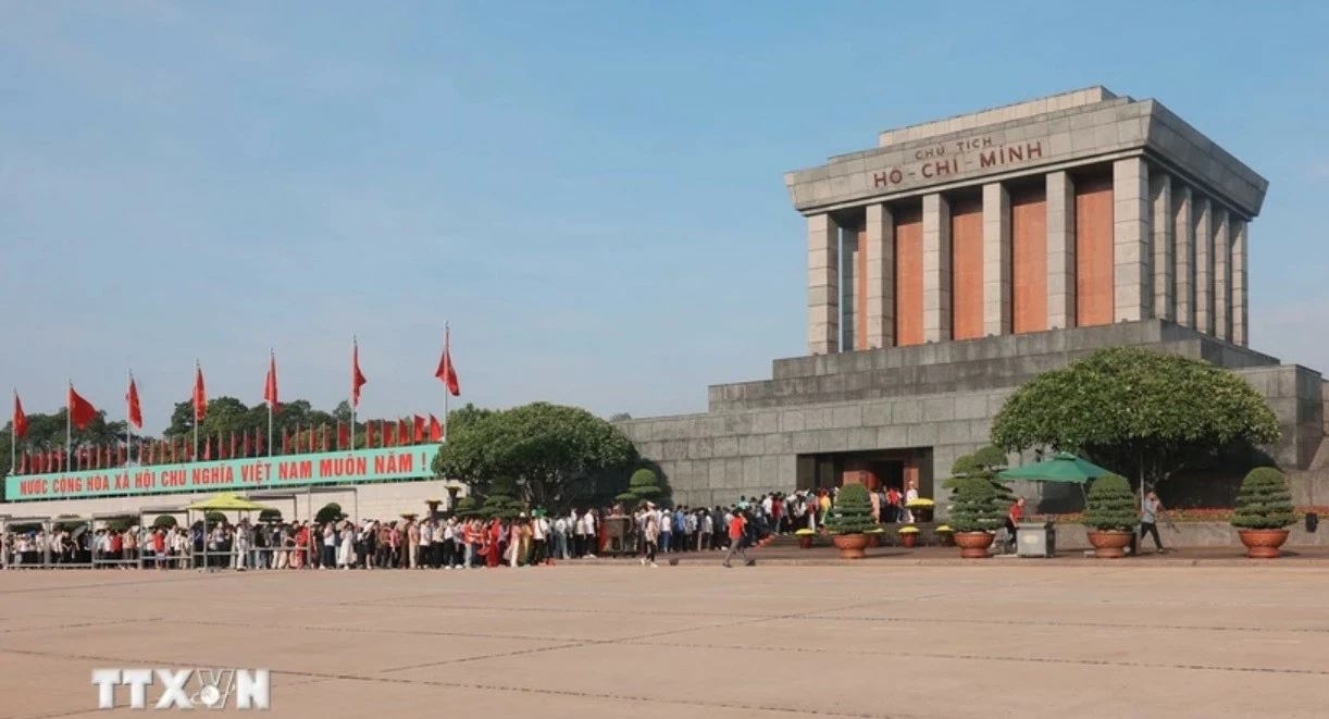 Quốc Khánh 2/9: Hàng vạn người đến lăng viếng Chủ Tịch Hồ Chí Minh Quốc Khánh 2/9: Hàng vạn người đến lăng viếng Chủ Tịch Hồ Chí Minh