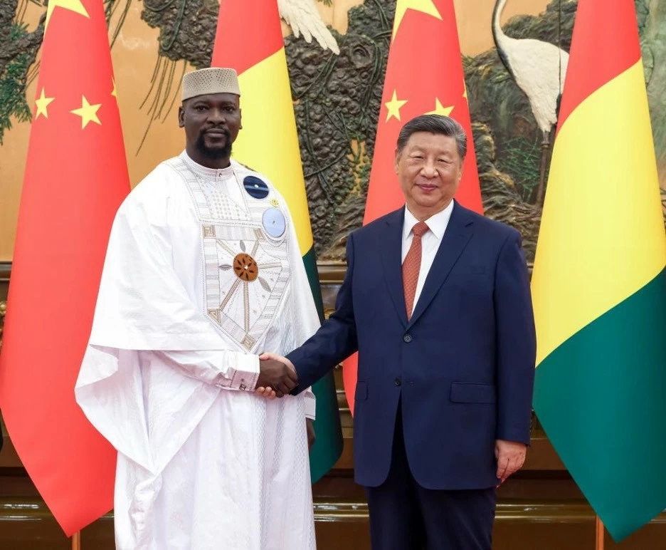 Chủ tịch Trung Quốc Tập Cận Bình gặp Tổng thống Guinea Mamady Doumbouya, người đang ở Bắc Kinh để tham dự Hội nghị thượng đỉnh Diễn đàn hợp tác Trung Quốc - Châu Phi (FOCAC) năm 2024, tại Đại lễ đường Nhân dân ở Bắc Kinh, thủ đô Trung Quốc, ngày 2 tháng 9 năm 2024. (Nguồn: THX) Chủ tịch Trung Quốc Tập Cận Bình gặp Tổng thống Guinea Mamady Doumbouya, người đang ở Bắc Kinh để tham dự Hội nghị thượng đỉnh Diễn đàn hợp tác Trung Quốc - Châu Phi (FOCAC) năm 2024, tại Đại lễ đường Nhân dân ở Bắc Kinh, thủ đô Trung Quốc, ngày 2 tháng 9 năm 2024. (Nguồn: THX)
