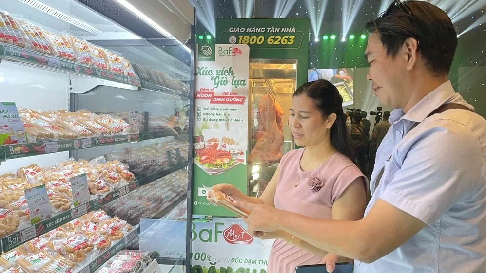 Giá heo hơi hôm nay 3/9: vẫn duy trì ổn định; Thái Bình tổ chức tập huấn phòng, chống dịch bệnh trên đàn heo. (Nguồn: stockbiz) Giá heo hơi hôm nay 3/9: vẫn duy trì ổn định; Thái Bình tổ chức tập huấn phòng, chống dịch bệnh trên đàn heo. (Nguồn: stockbiz)