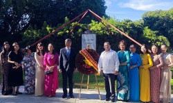 Đại sứ quán Việt Nam tại Cuba tổ chức Lễ dâng hoa tại Công viên Hồ Chí Minh ở Thủ đô Havana