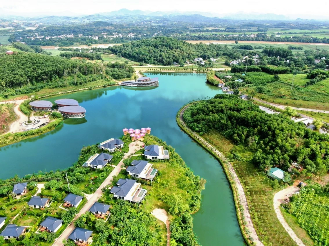 Non xanh, nước biếc đan cài, đồng điệu vào nhau. Non xanh, nước biếc đan cài, đồng điệu vào nhau.