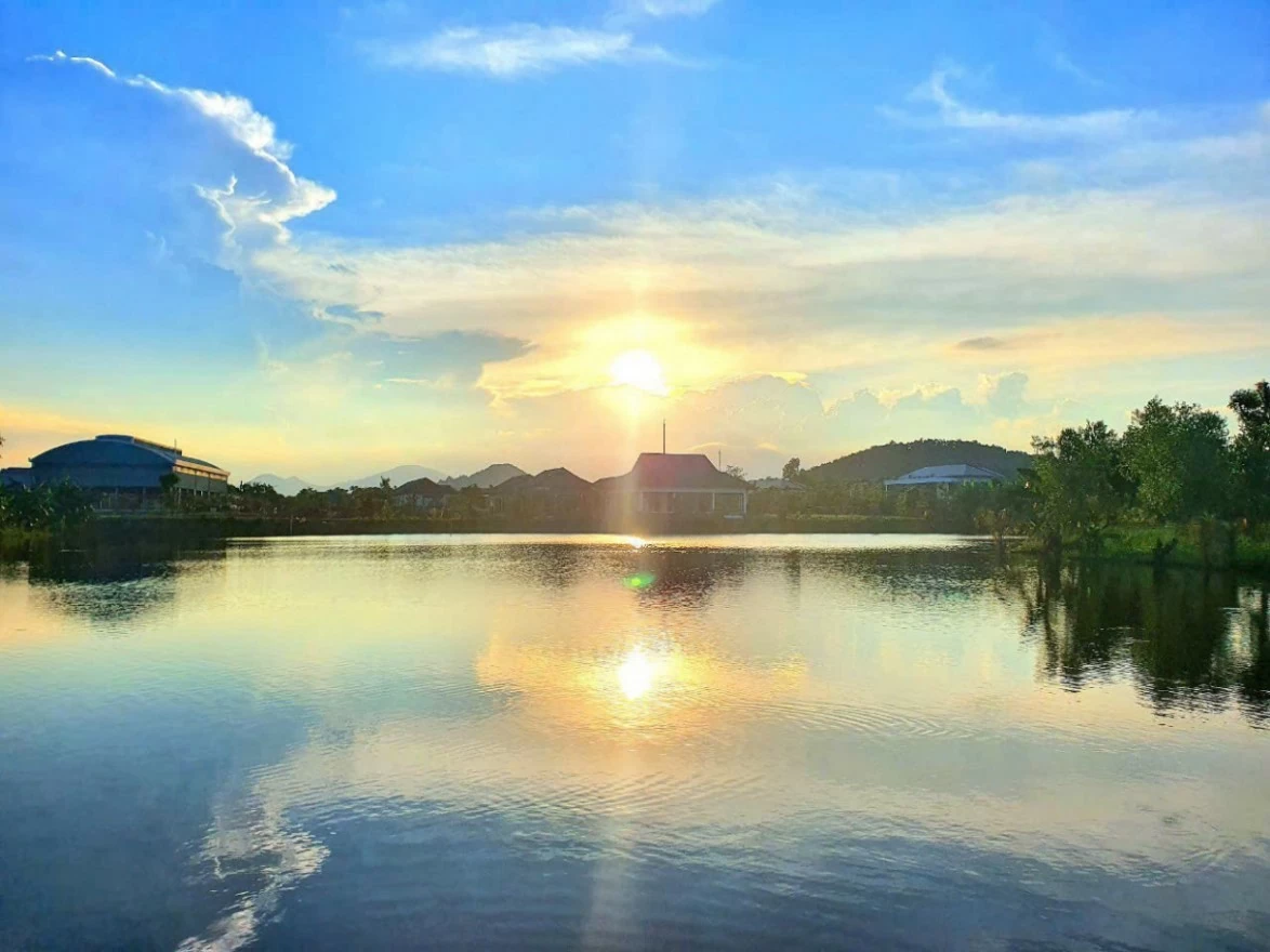 Mặt trời lung linh “dát vàng” lên mặt hồ yên ả. Mặt trời lung linh “dát vàng” lên mặt hồ yên ả.