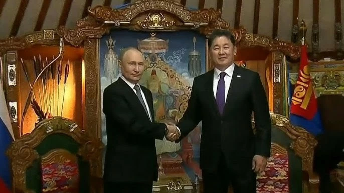 Tổng thống Nga Vladimir Putin và người đồng cấp Mông Cổ Ukhnaagiin Khurelsukh trong cuộc hội đàm ngày 3/9 tại Ulaanbaatar. (Nguồn: AFP) Tổng thống Nga Vladimir Putin và người đồng cấp Mông Cổ Ukhnaagiin Khurelsukh trong cuộc hội đàm ngày 3/9 tại Ulaanbaatar. (Nguồn: AFP)