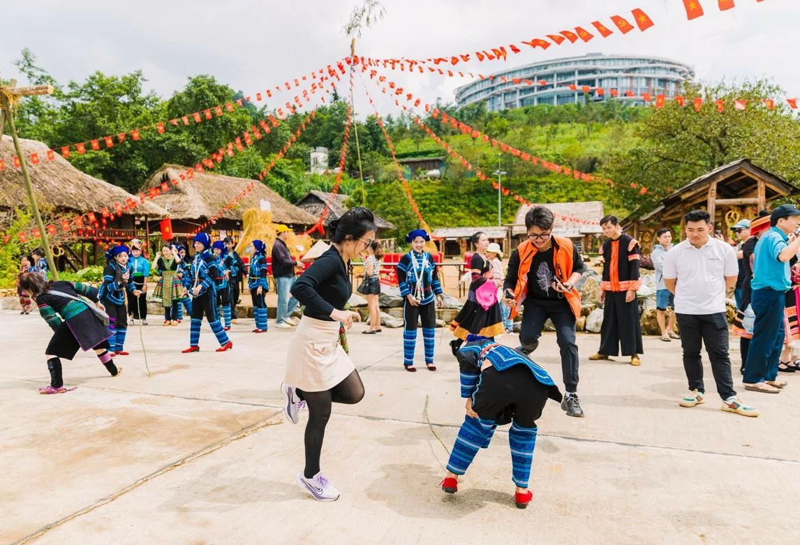 Trong 2 ngày (17 - 18/8), tại bản Mây Fansipan đã diễn ra chương trình khai mạc Lễ hội “Mùa vàng Bản Mây” và màn tái hiện Lễ hội Khô Già Già (dân tộc Hà Nhì). (Nguồn: baolaocai) Trong 2 ngày (17 - 18/8), tại bản Mây Fansipan đã diễn ra chương trình khai mạc Lễ hội “Mùa vàng Bản Mây” và màn tái hiện Lễ hội Khô Già Già (dân tộc Hà Nhì). (Nguồn: baolaocai)