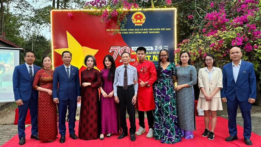Kỷ niệm 79 năm Cách mạng tháng Tám và Quốc khánh 2/9: Tết Độc lập ấm áp tình người Việt Nam tại Tanzania Kỷ niệm 79 năm Cách mạng tháng Tám và Quốc khánh 2/9: Tết Độc lập ấm áp tình người Việt Nam tại Tanzania